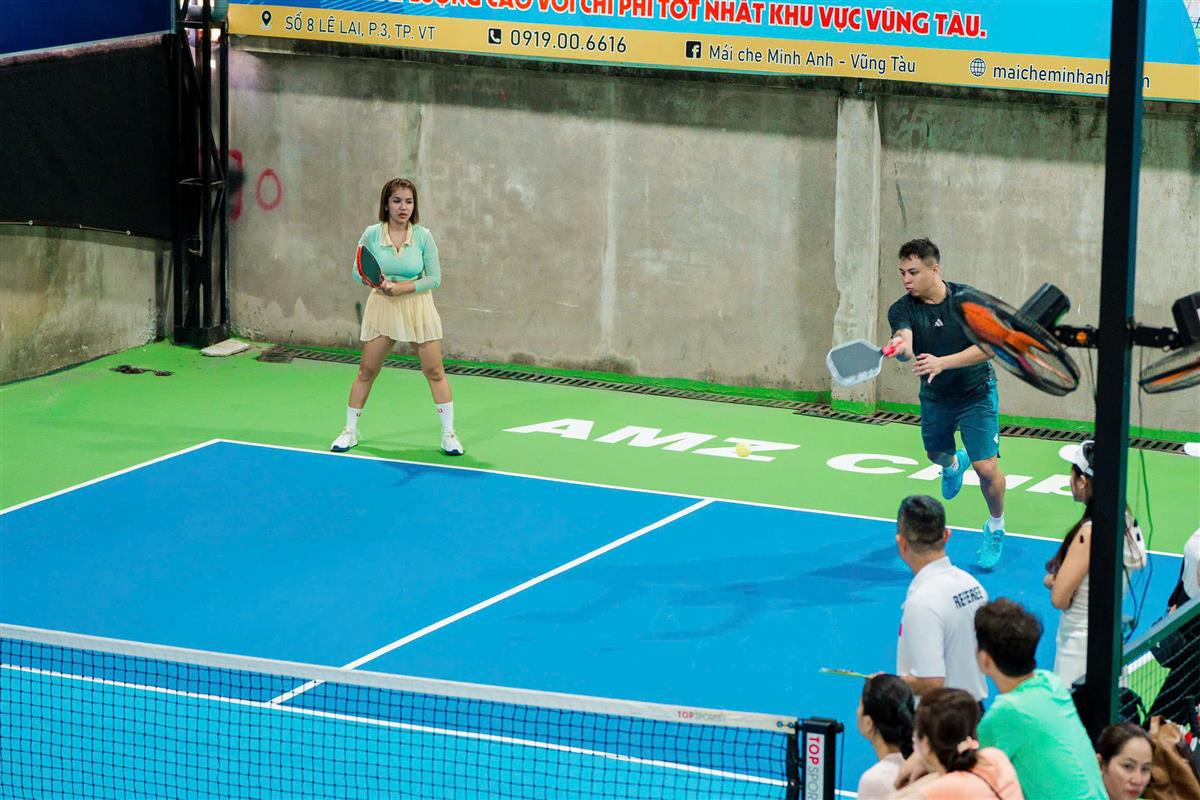Đôi nam nữ thi đấu Pickleball tại AMZ