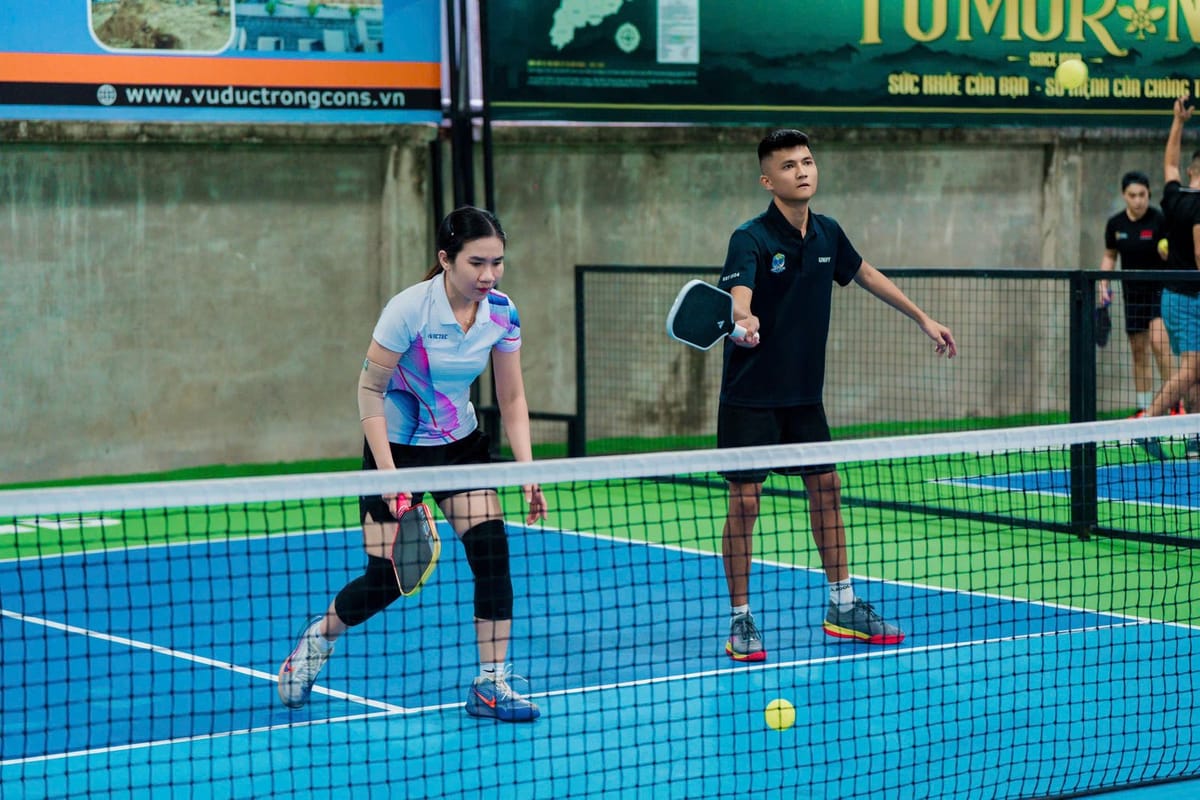 Học viên tập serve tại AMZ Pickleball
