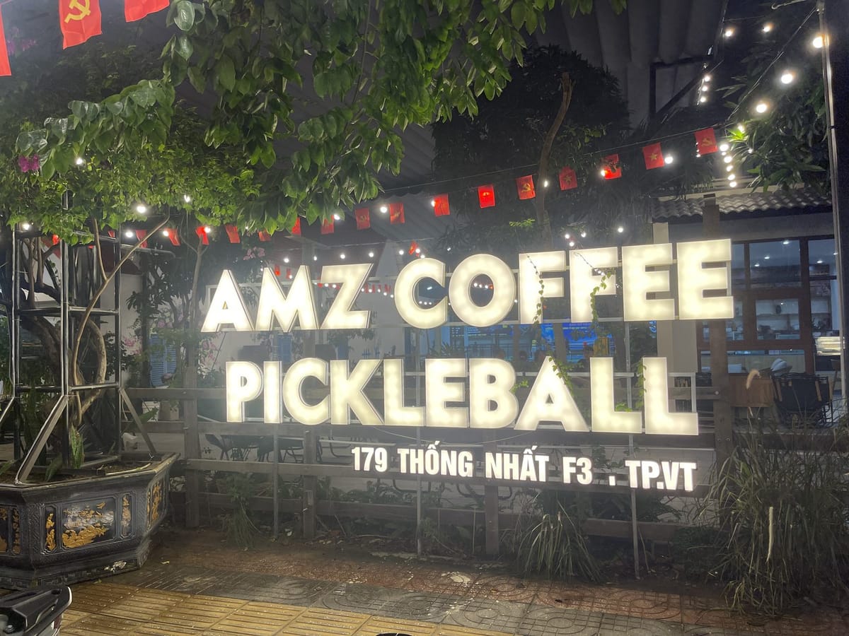Biển hiệu AMZ Coffee Pickleball ban đêm